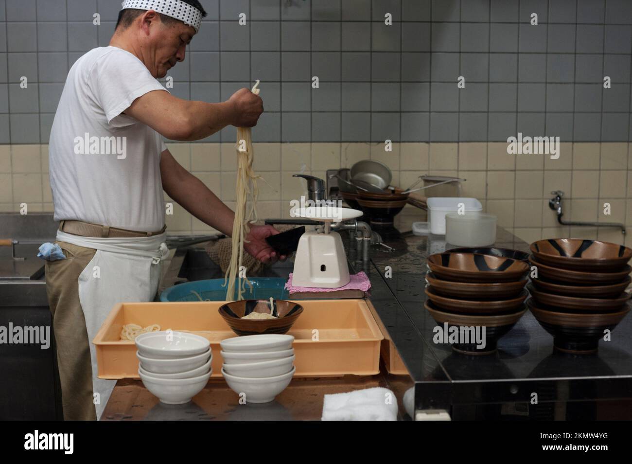 El maestro de Chikusei ha estado cocinando sus populares fideos de la misma manera durante 30 año, Takamatsu, Japón. Foto de stock