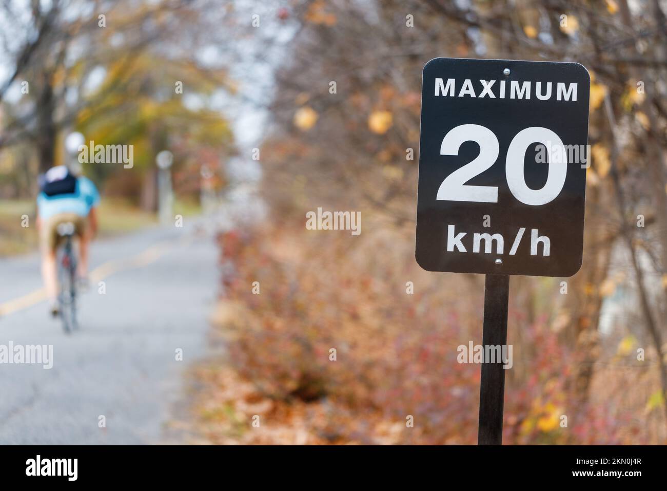 Señal de límite de velocidad, 20 kilómetros por hora para carriles para  bicicletas en el parque. Carril bici con ciclista en otoño Fotografía de  stock - Alamy