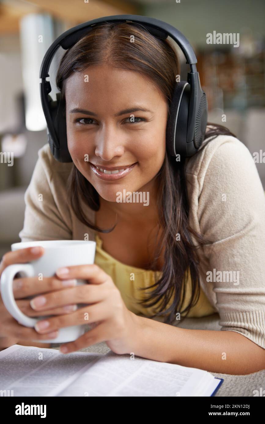 La música y el café son las mejores amigas de las chicas. Una joven atractiva que escucha música