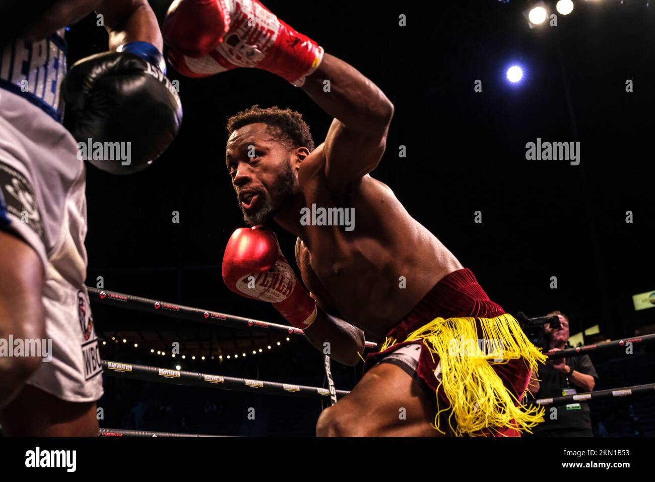 Carson, CA, EE.UU. 26th de Nov de 2022. Charles Conwell de Cleveland Ohio  (18-0 13 Kos rojo shorts amarillo recorte) en acción contra el dominicano  RepublicÃ•s Juan Carlos Abreu (25-7-1). Conwell ganó