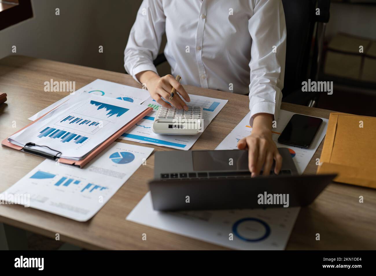 Cerca de una mujer que trabaja sobre finanzas con la calculadora en su oficina para calcular gastos, concepto de contabilidad Foto de stock