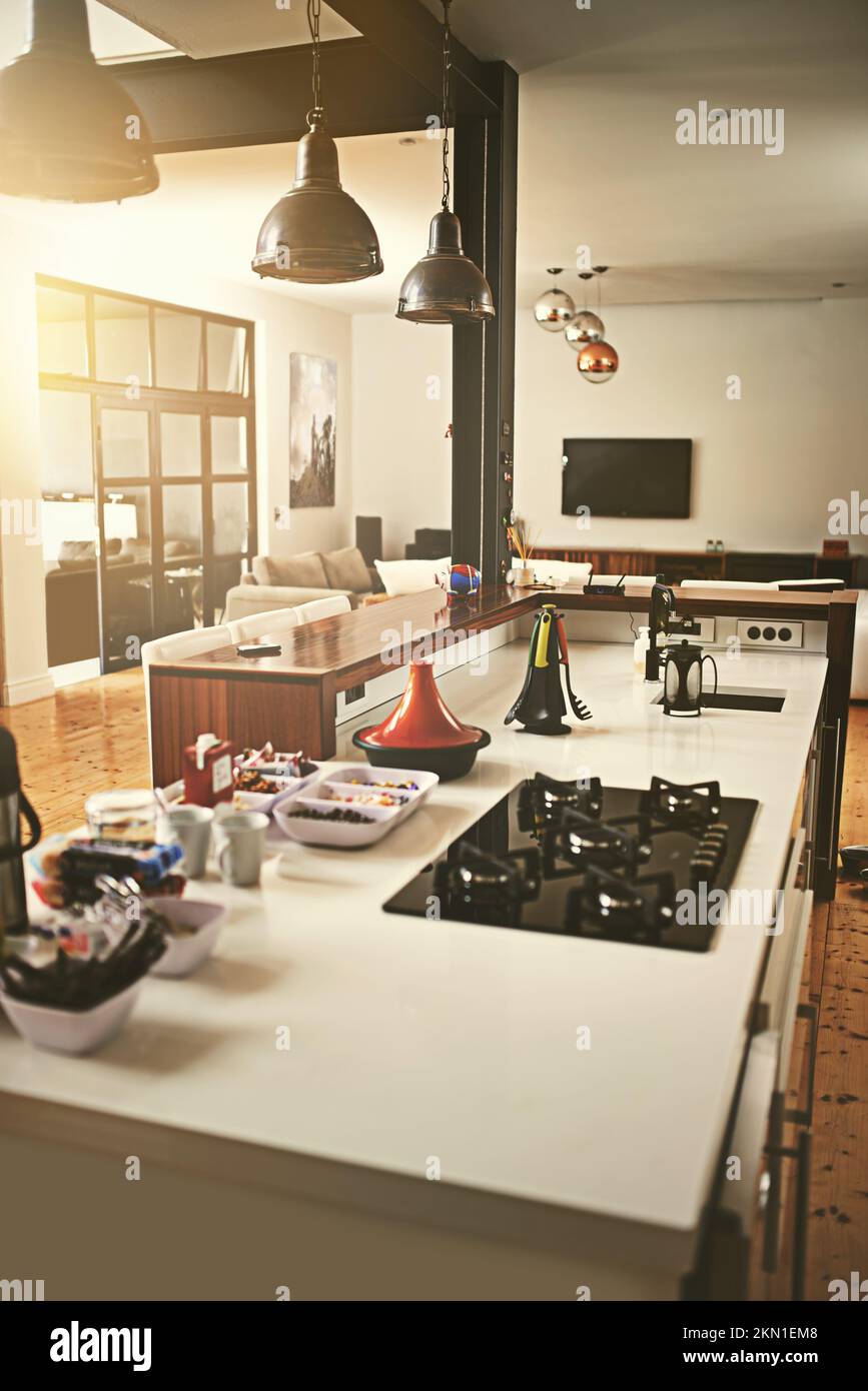 Apelación de plan abierto. Zona de cocina abierta en una casa de estilo minimalista moderno. Foto de stock