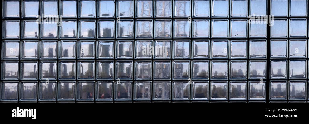 Textura de fondo de ventana de bloque de cristal con contorno de rascacielos de la ciudad en formato panorámico Foto de stock