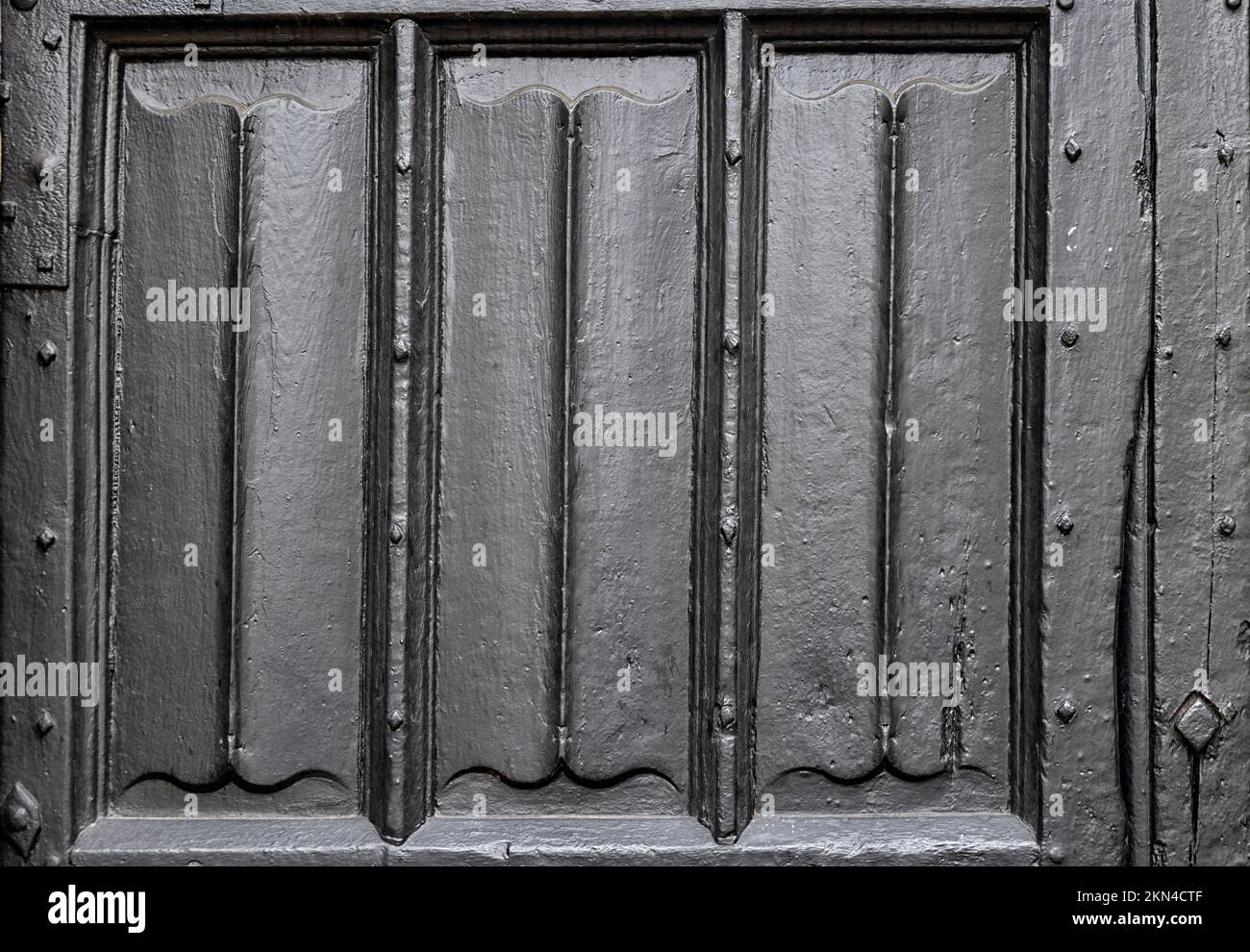 Textura de fondo de puerta vieja pintada con paneles de madera Foto de stock
