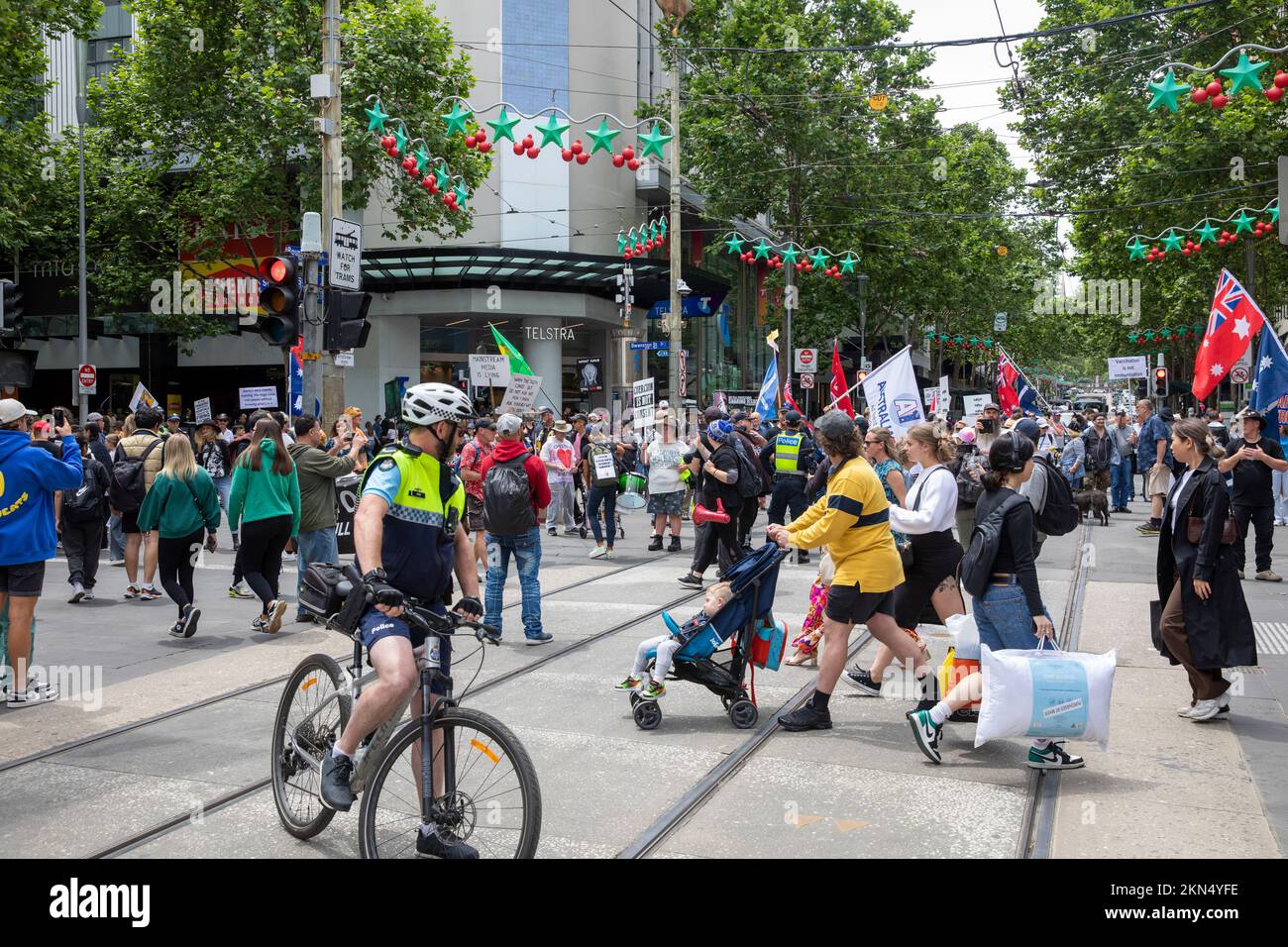 Oficial de policía de Melbourne en una bicicleta parte de la operación policial vigilando la protesta contra las vacunas en el centro de la ciudad de Melbourne, Victoria, Australia Foto de stock