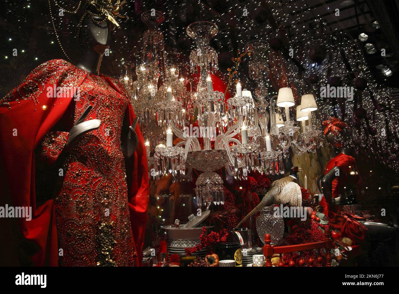 Ventanas de Navidad, iluminación, tienda 'Le Printemps'. Vitrinas animadas de la marca Lanvin. Muestra 'Navidad en el castillo'. Boulevard Haussmann, París Fotografía de stock - Alamy Ventanas de Navidad, iluminación, tienda 'Le Printemps'. Vitrinas animadas de la marca Lanvin. Muestra 'Navidad en el castillo'. Boulevard Haussmann, París Fotografía de stock - Alamy