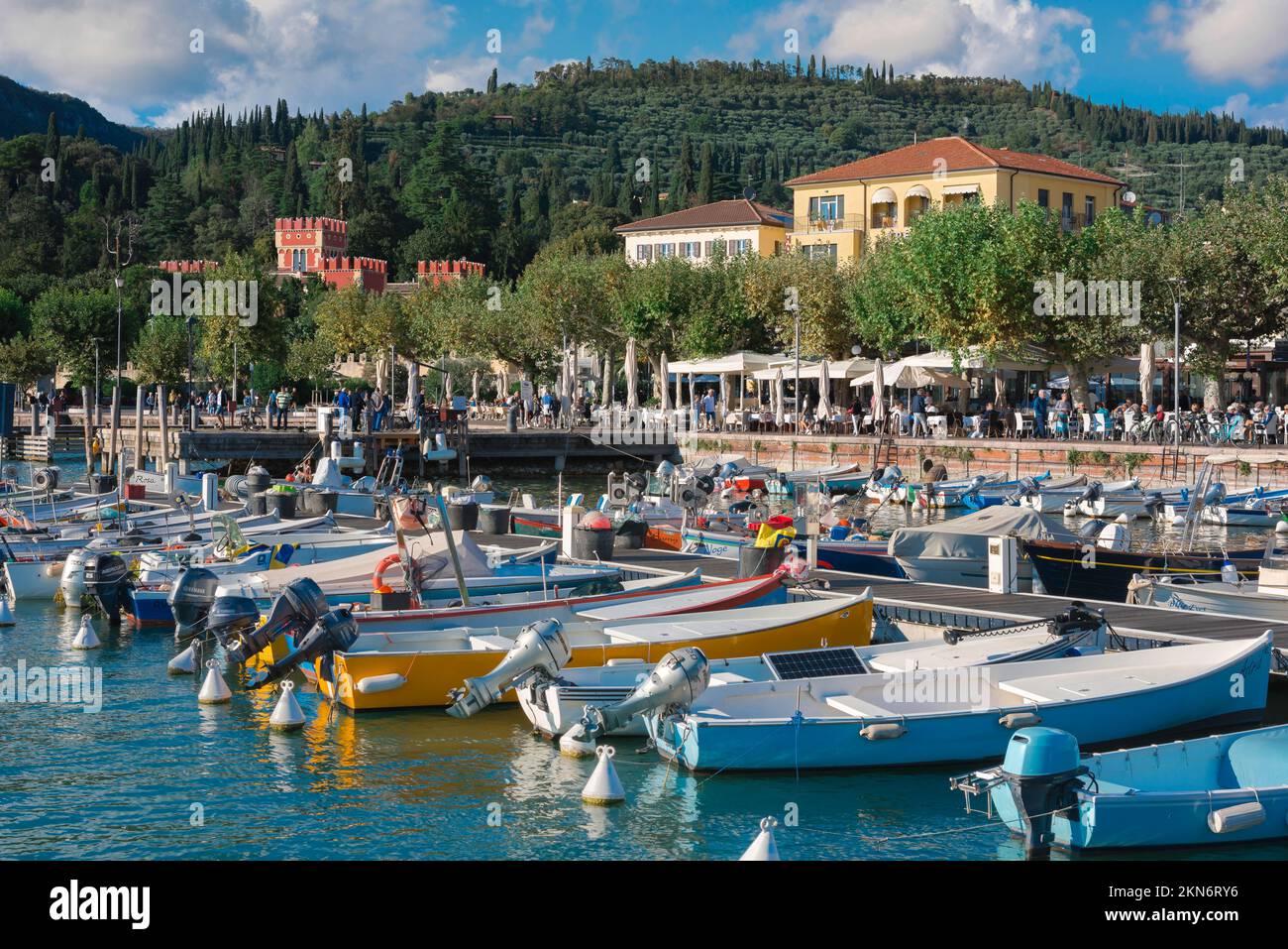 Garda Italia, vista en verano de la colorida zona del puerto junto al lago - el Lago Regina Adelaida Lungo - en el casco antiguo de Garda, Lago Garda, Veneto, Italia Foto de stock
