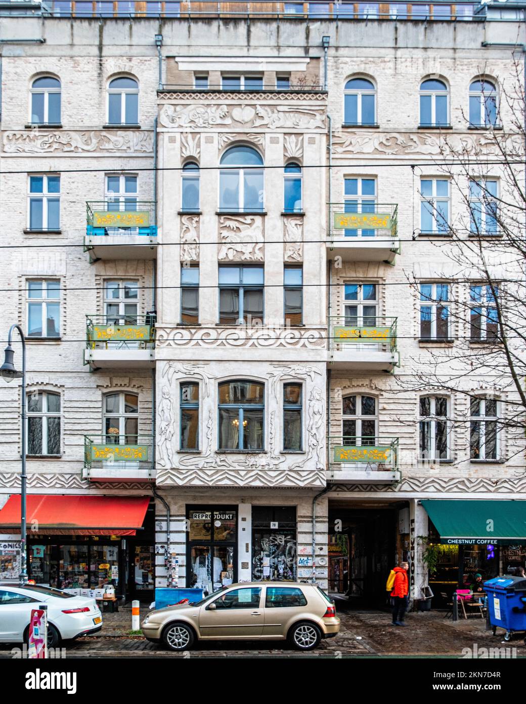 Edificio de apartamentos, Fachada decorativa, exterior atractivo y ornamentado de apartamentos y balcones, Kastanienallee 79, Prenzlauer Berg, Berlín Foto de stock