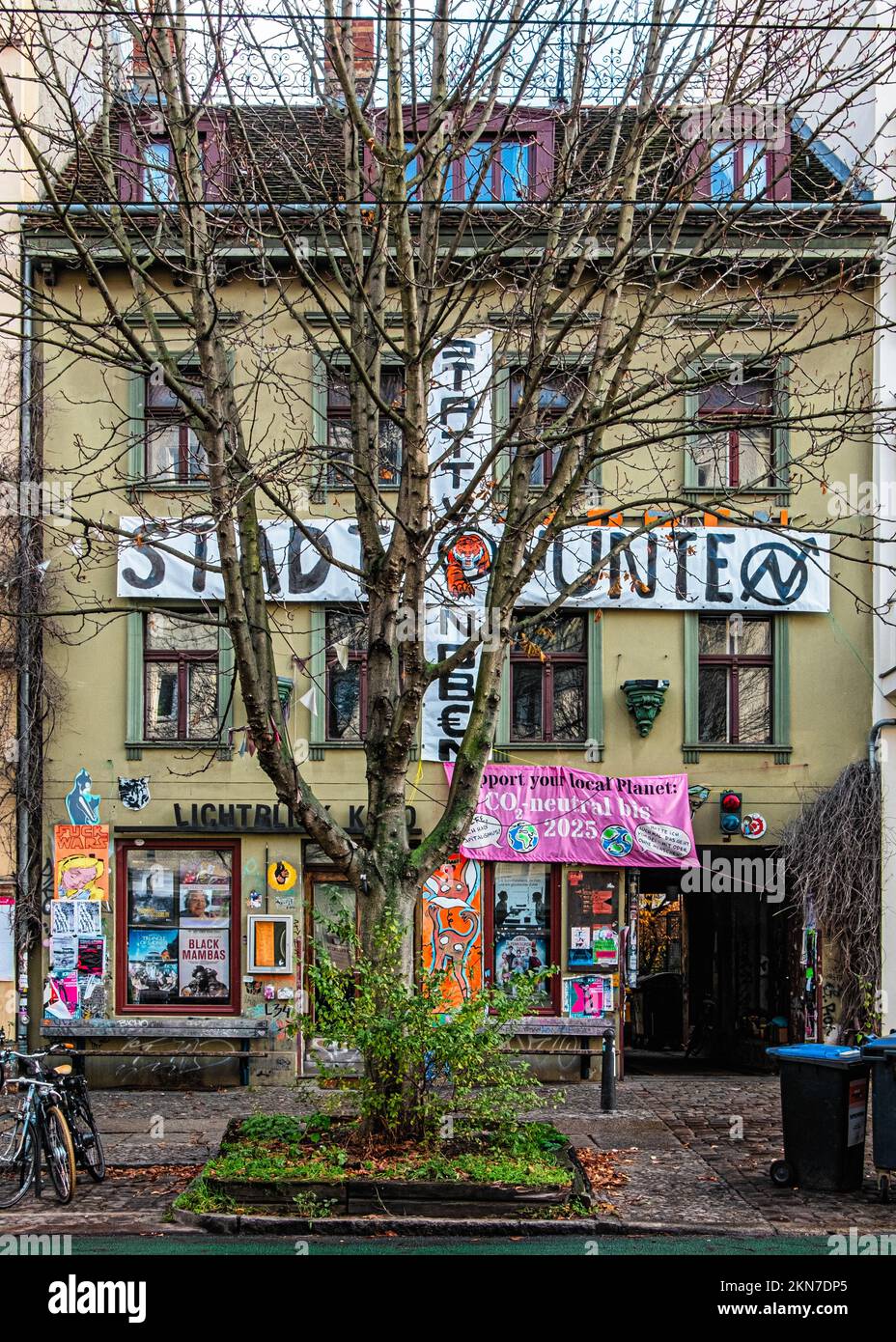 Lichtblick Kino, exterior del cine, pequeño cine antiguo, Kastanienallee, Prenzlauer Berg, banners de protesta de Berlín Foto de stock