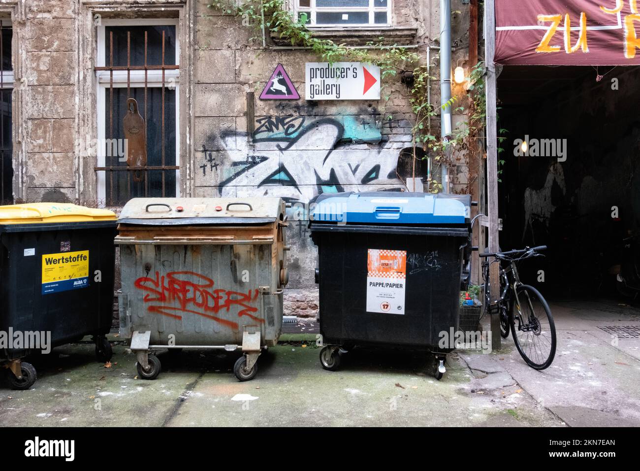 Signo de la Galería del Productor en el patio interior de Kastanienallee 12, Prenzlauer Berg, Berlín Foto de stock