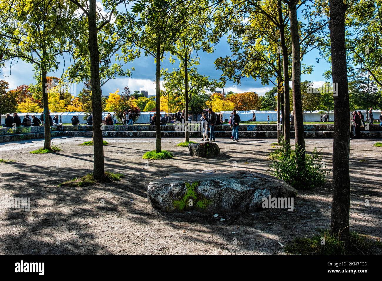 La gente se relaja en el parque público en otoño, Mauerpark, Prenzlauer Berg, Pankow, Berlín Foto de stock