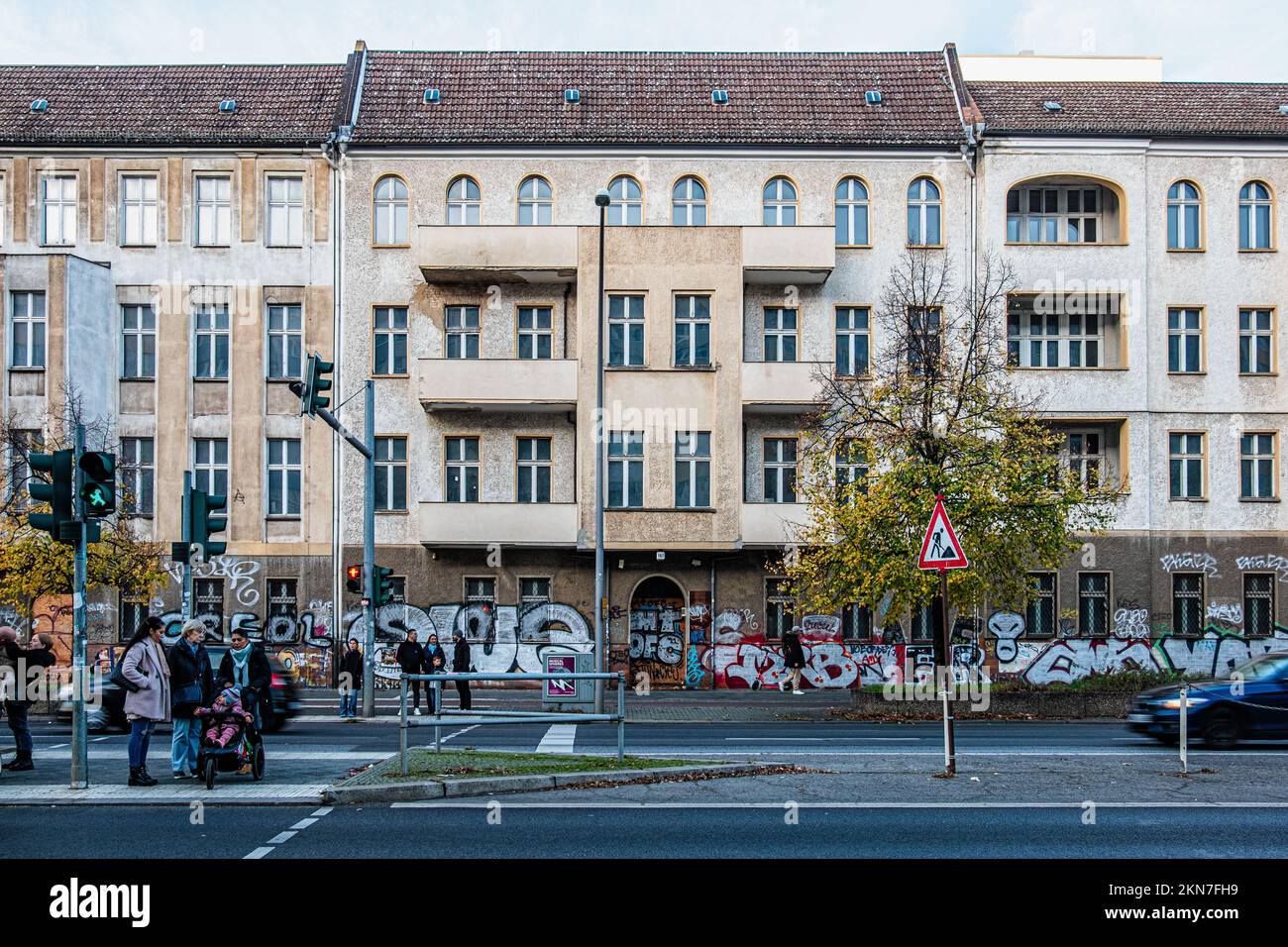 Edificio de apartamentos cubierto por Graffiti, Frankfurter Allee 196, Lichtenberg, Berlín Foto de stock