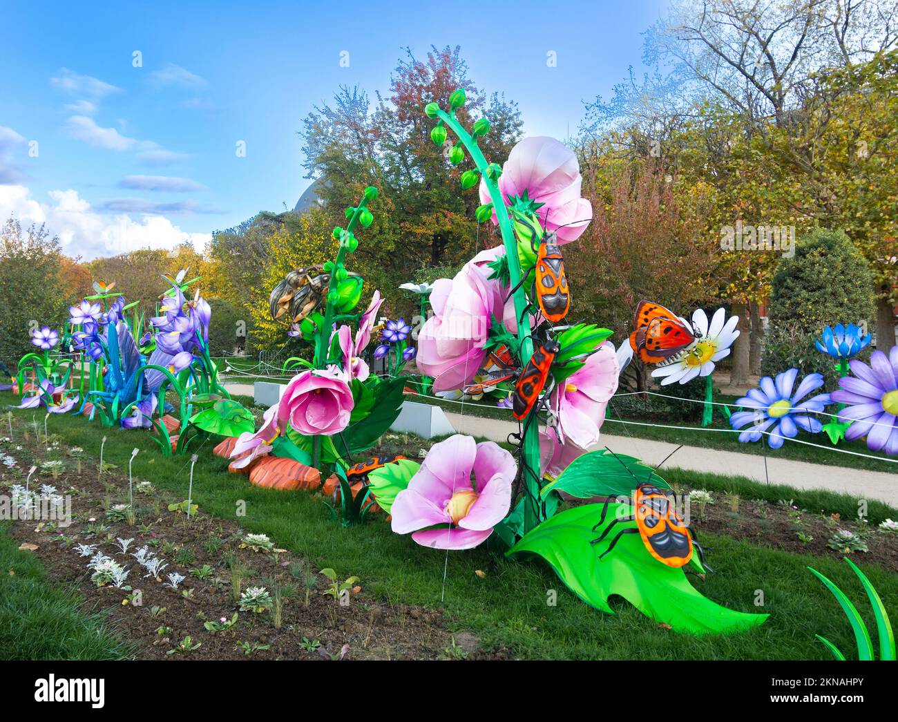 Exhibición de plantas artificiales gigantes e insectos en el Jardin des  Plantes, París, Francia Fotografía de stock - Alamy