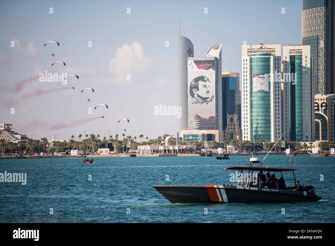 Doha, Qatar-diciembre de 18,2017: El desfile de la Fuerza Aérea de Qatar en el paseo marítimo de Doha Corniche para el día nacional. Foto de stock