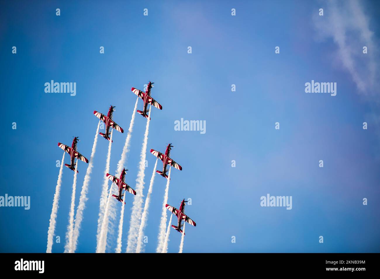 Doha, Qatar-diciembre de 18,2017: El desfile de la Fuerza Aérea de Qatar en el paseo marítimo de Doha Corniche para el día nacional. Foto de stock