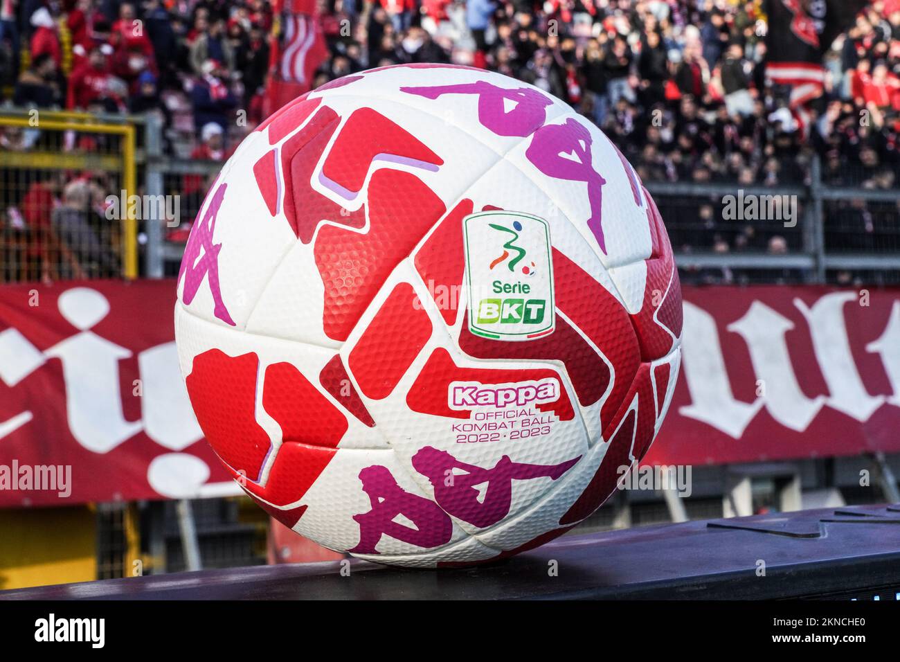 Kappa Balón de fútbol oficial de la Liga Nacional Serie B 23/24 Kombat Ball  FIFA QUALITY PRO Para celebrar el día internacional contra la violencia