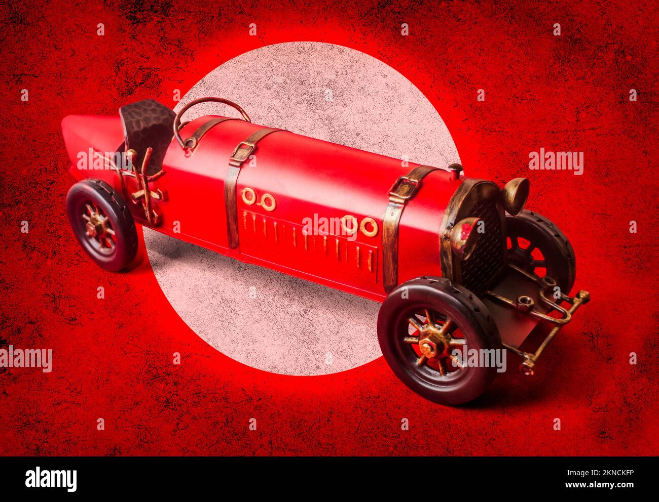 Arte automotriz antiguo en un racecar rojo cohete sobre fondo rojo brillante. Antigüedades automáticas Foto de stock