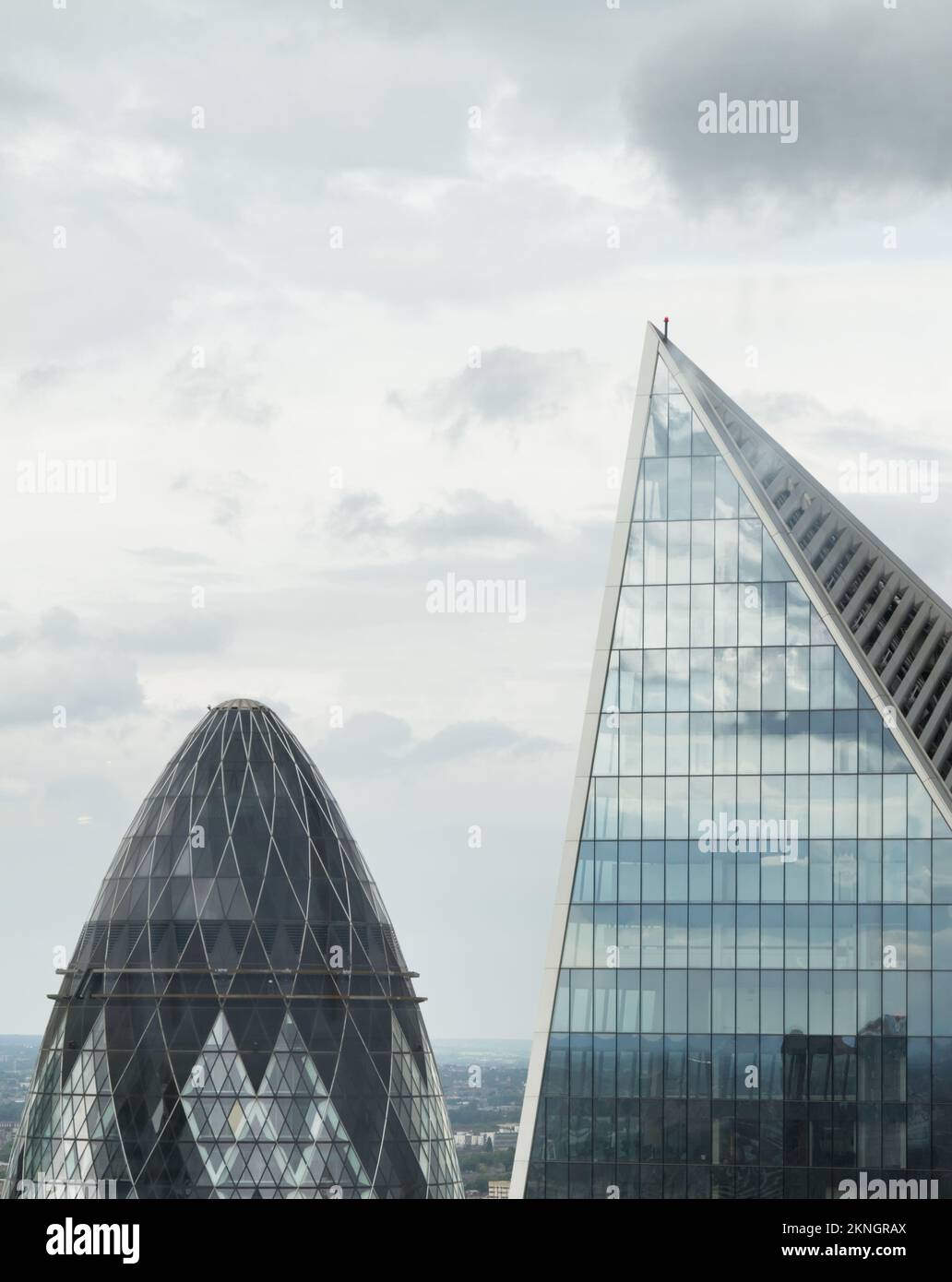 Top of the Gherkin and Scalpel Commercial Skyscraper Office Blocks, City of London Financial Area, Reino Unido Foto de stock