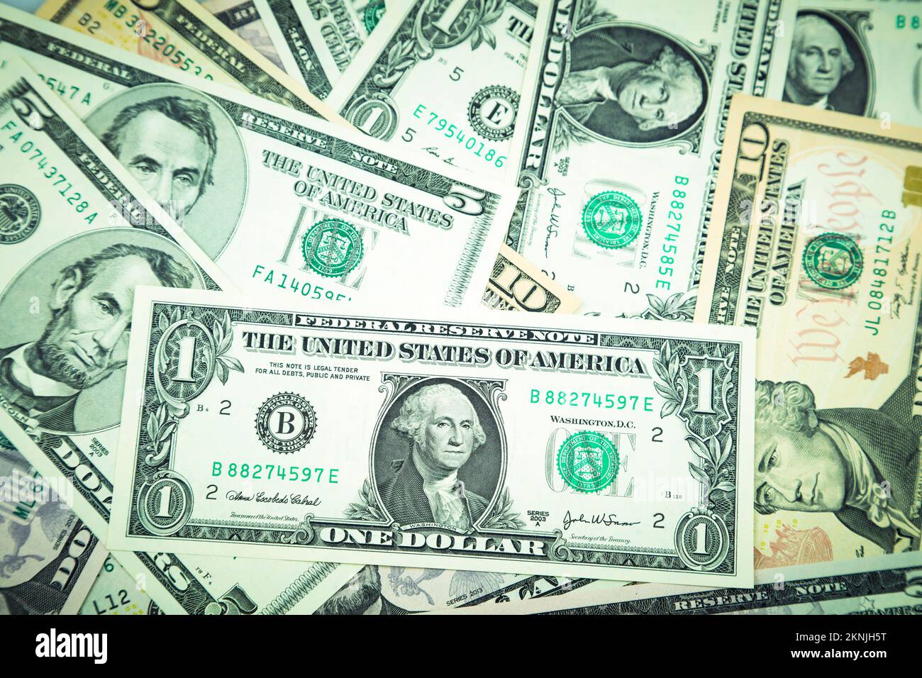 Primer plano de billetes americanos variados Foto de stock