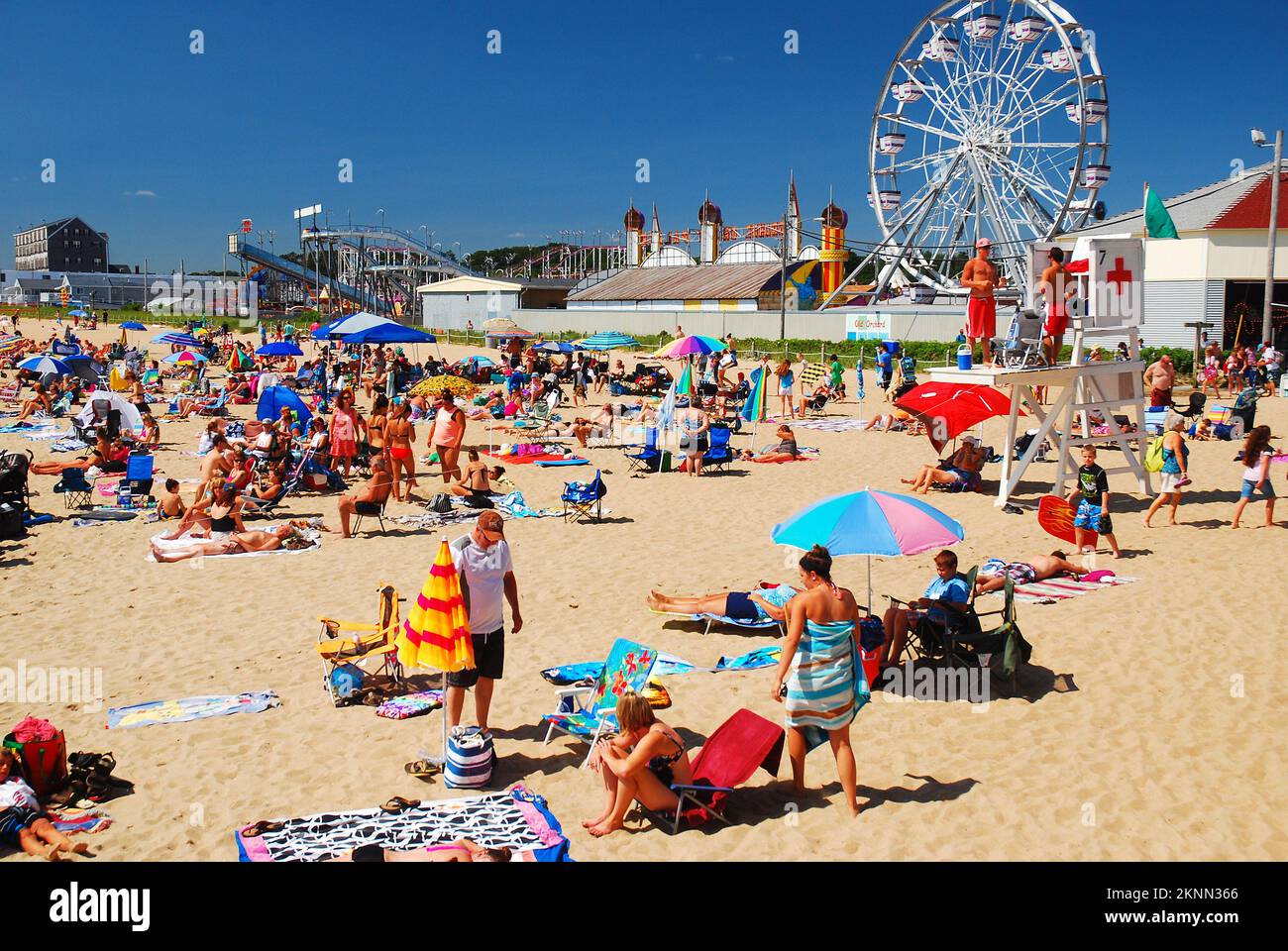 Una multitud de verano cubre la arena en Old Orchard Beach, Maine Foto de stock