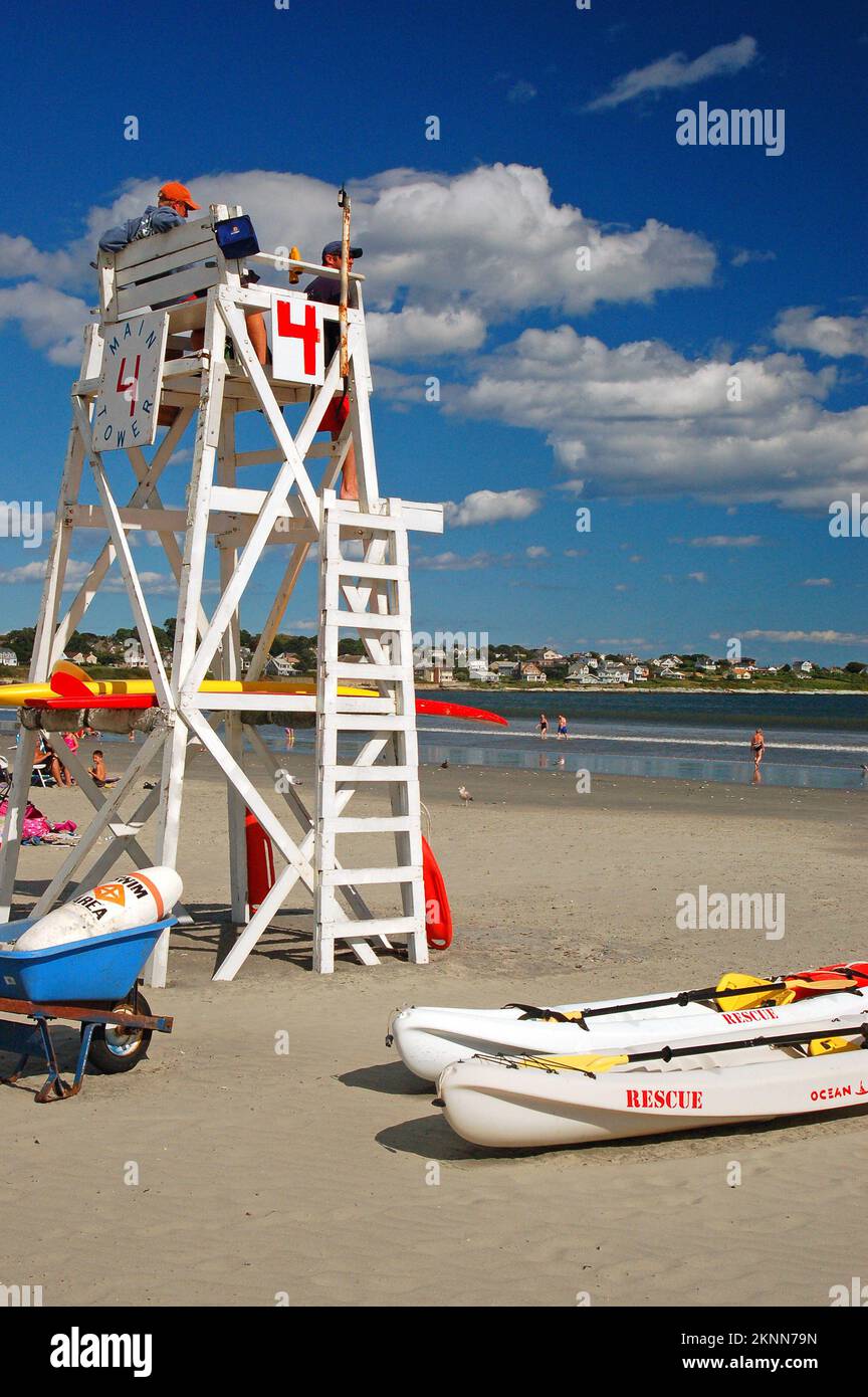 Socorristas vigilantes en Easton's Beach en Newport, Rhode Island Foto de stock