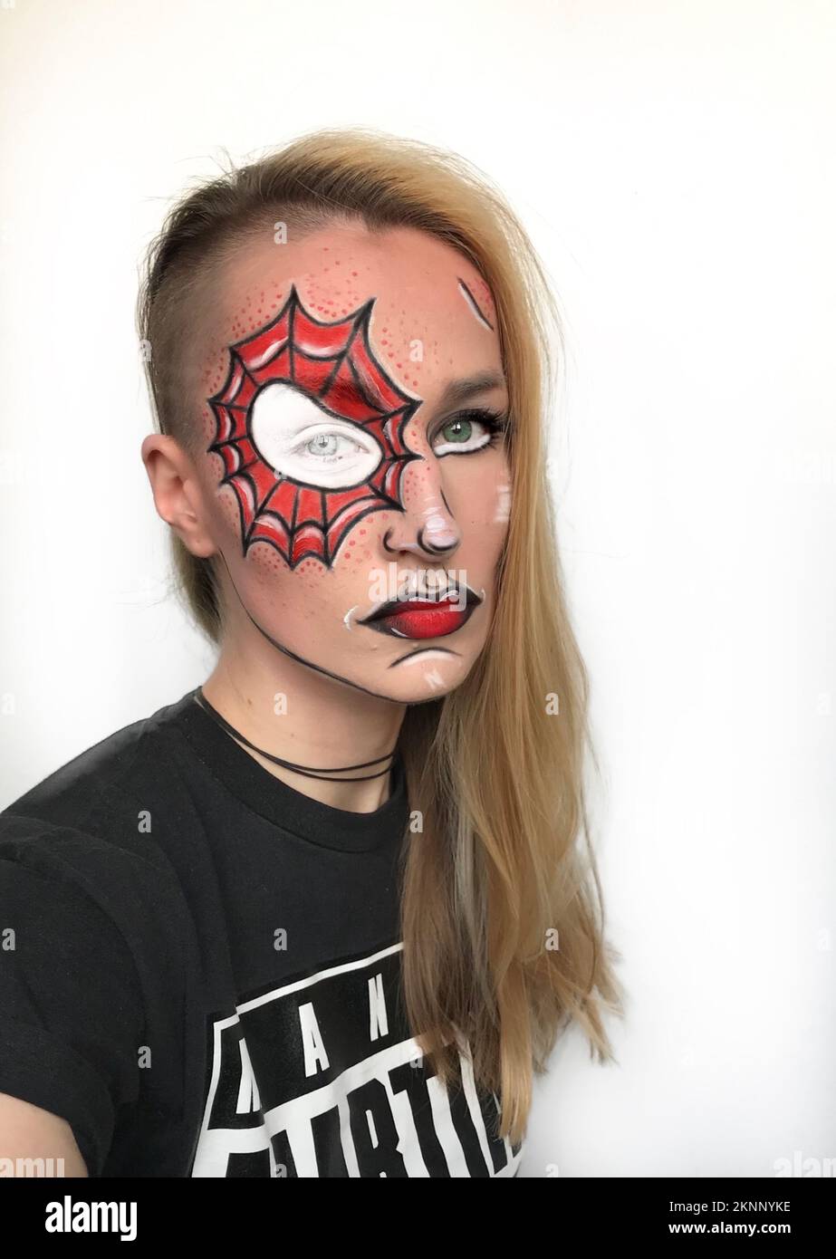 Retrato vertical de una mujer con maquillaje de arte facial spiderman  Fotografía de stock - Alamy