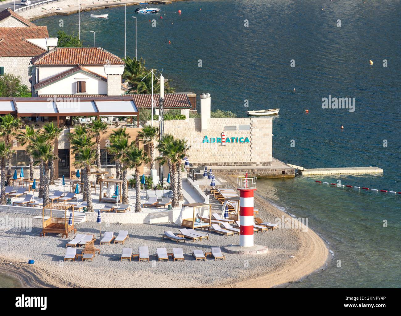 Beach Bar Svetionik en el pueblo de Jošice, Herceg Novi, Bahía de Kotor (Boka kotorska), Kotor, Dalmacia, Montenegr Foto de stock