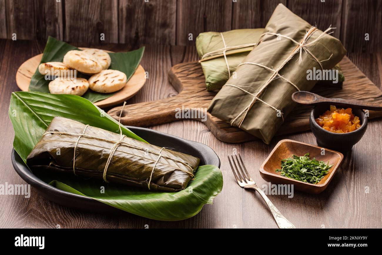 Receta de tamales colombianos con hojas de plátano al vapor