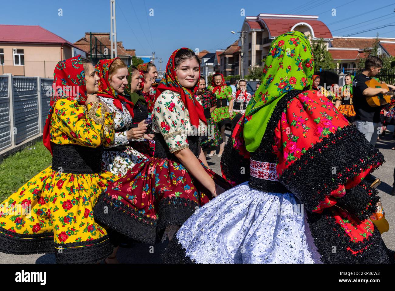 Procesión tradicional de la boda a través del pueblo de Certeze, Satu Mare, Rumania Foto de stock