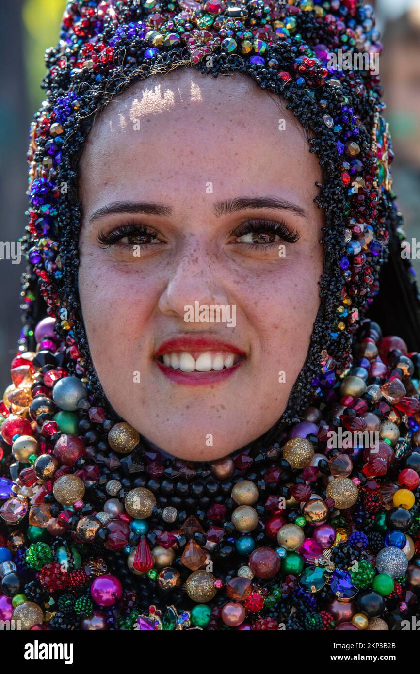 Novia en cuentas en procesión de la boda a través de Certeze pueblo, Satu Mare, Rumania Foto de stock