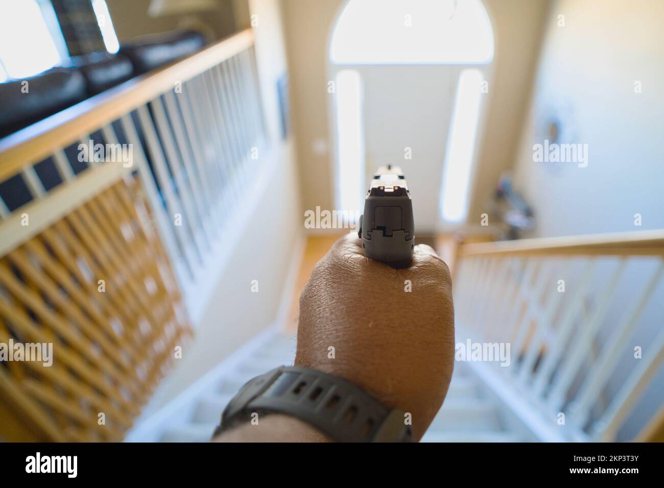 Prevenir la invasión de la casa protección de la casa con una pistola de mano negra gris Foto de stock