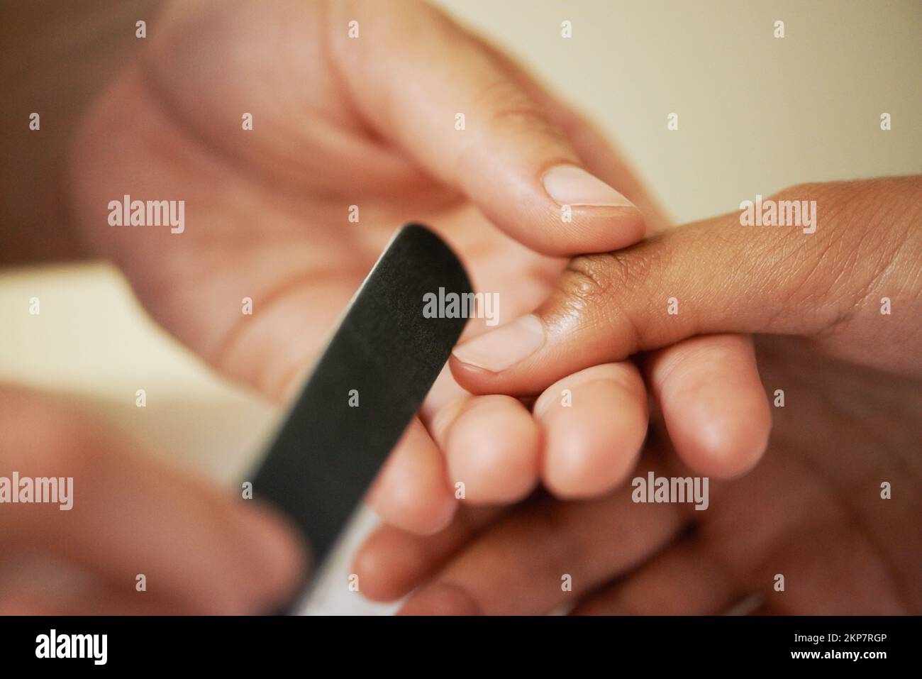 Manteniendo las herramientas afiladas. una mujer que consigue sus uñas archivadas. Foto de stock