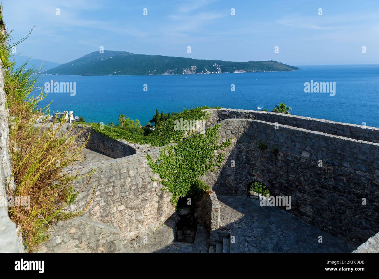 Antigua fortaleza Bloody Tower, anfiteatro en el casco antiguo de Herceg Novi, Montenegro Foto de stock