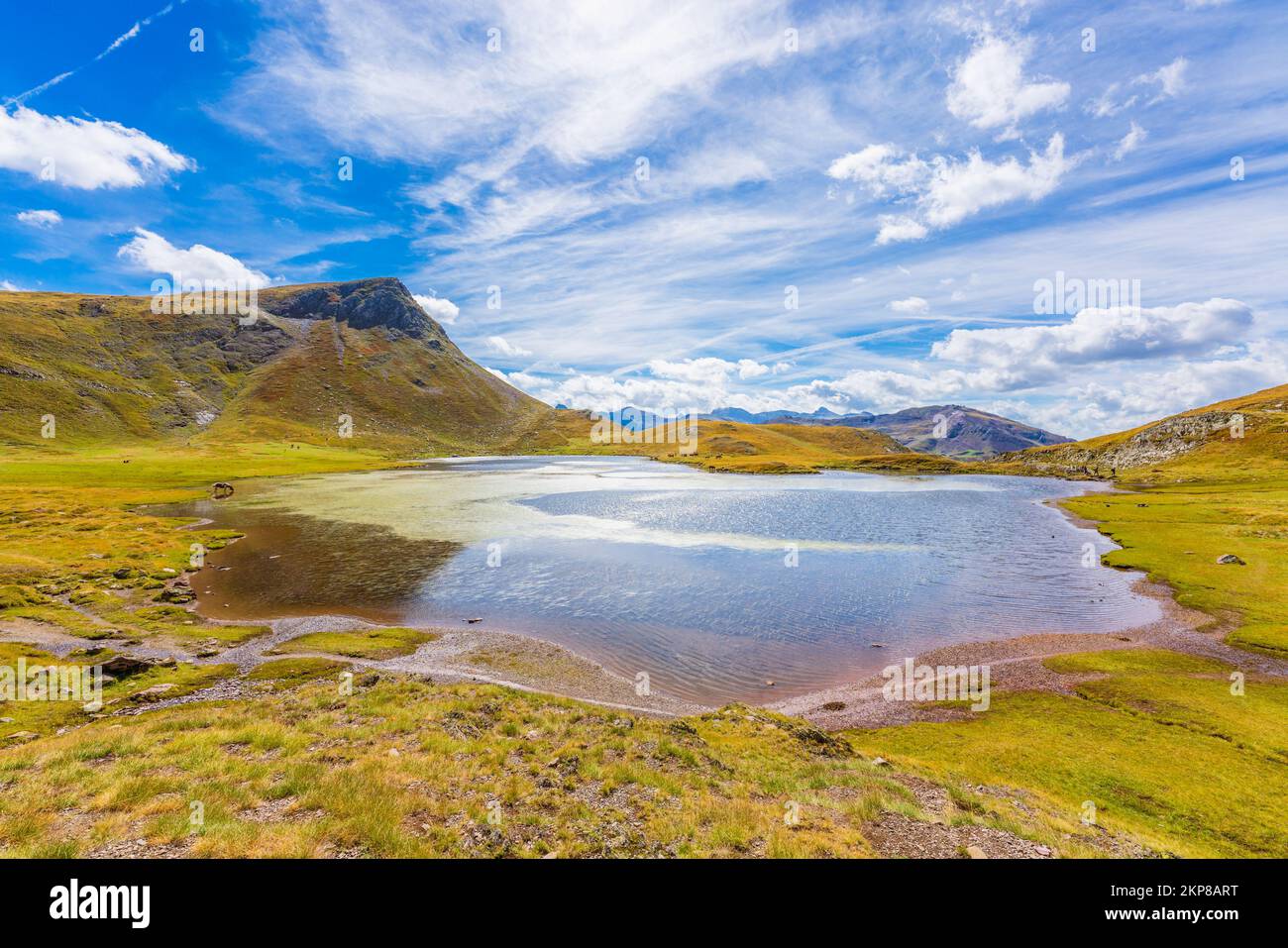 Vista panorámica de un idílico lago en los Pirineos conocido como Ibón de escalar Foto de stock