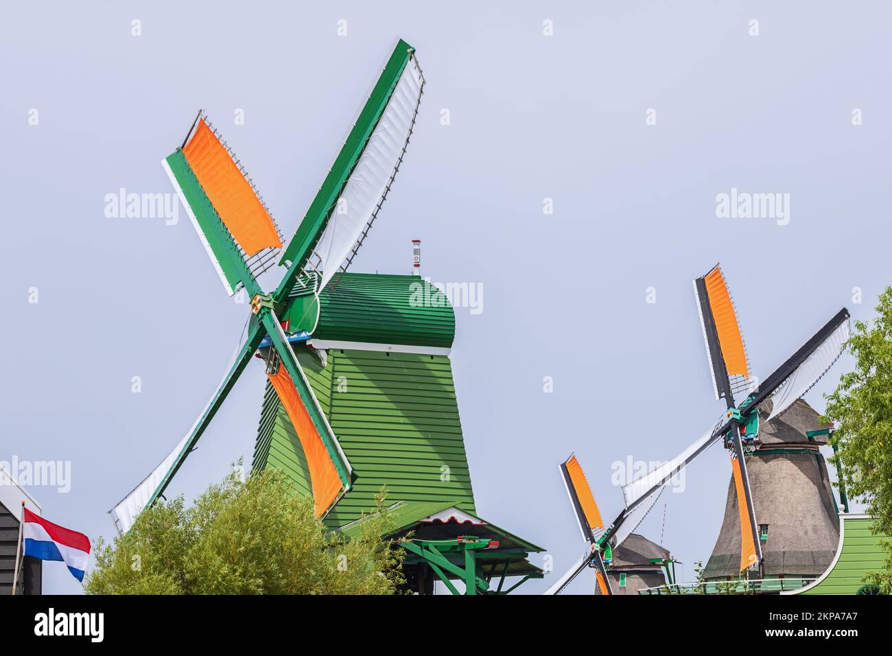 Serie de molinos de viento a lo largo del río Zaan en Zaanse Schans en Zaandam. Las cuchillas del molinillo muestran algo de movimiento desenfocado Foto de stock