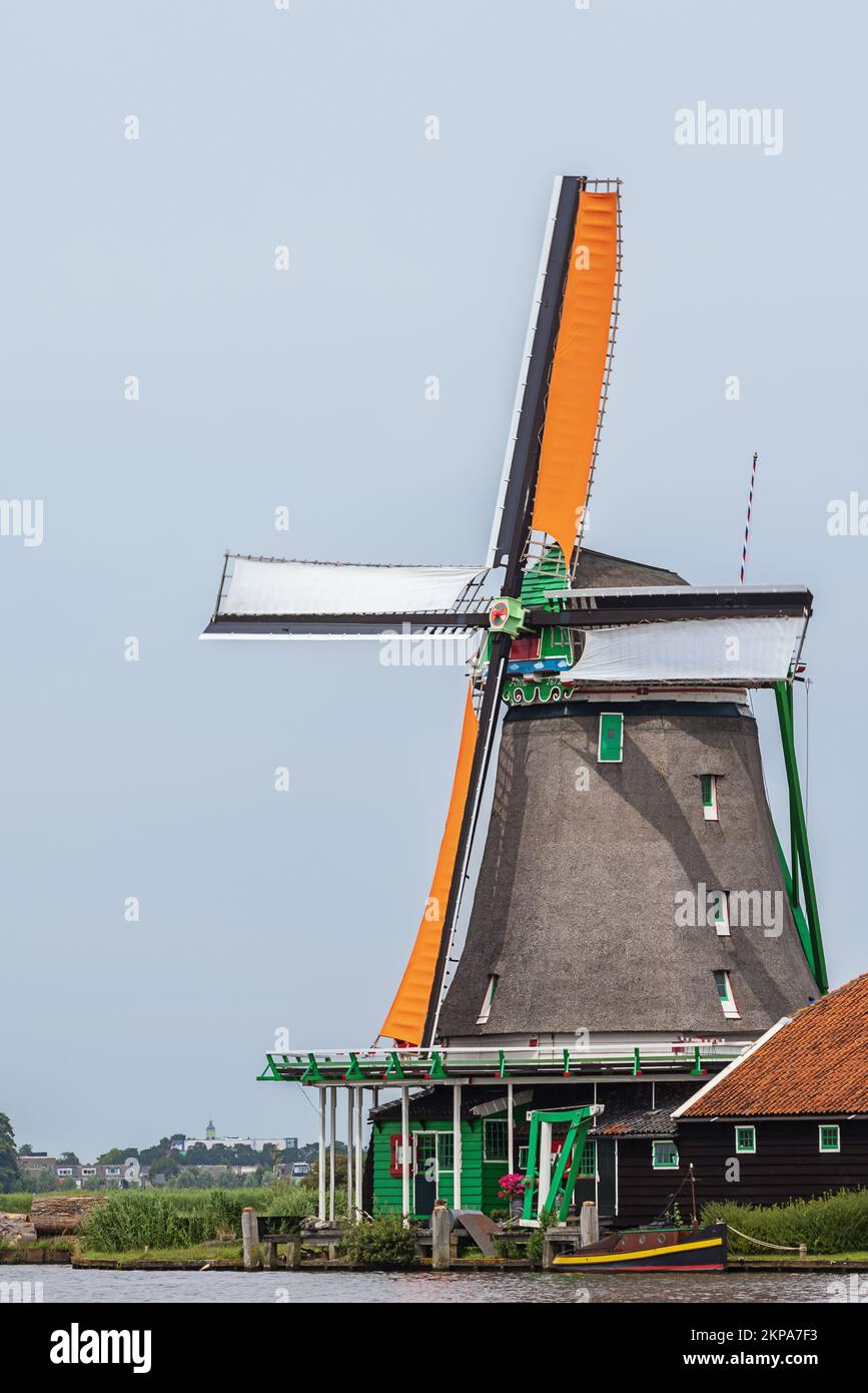 El molino de aceite llamado The Seeker en el Zaanse Schans en Zaandam. Las cuchillas del molinillo muestran algo de movimiento desenfocado Foto de stock