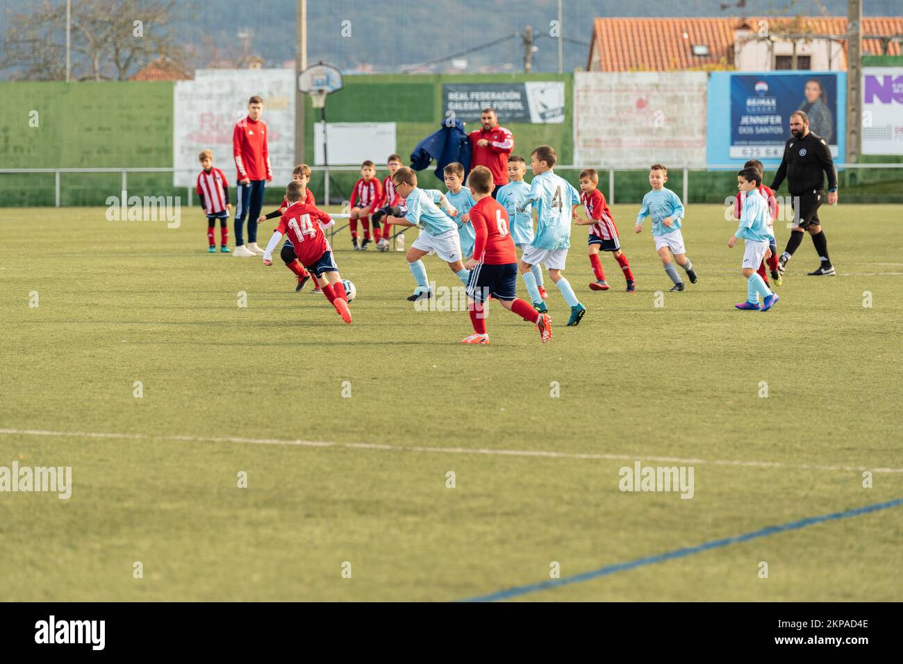 partido de la liga infantil de fútbol gallego Fotografía de stock - Alamy