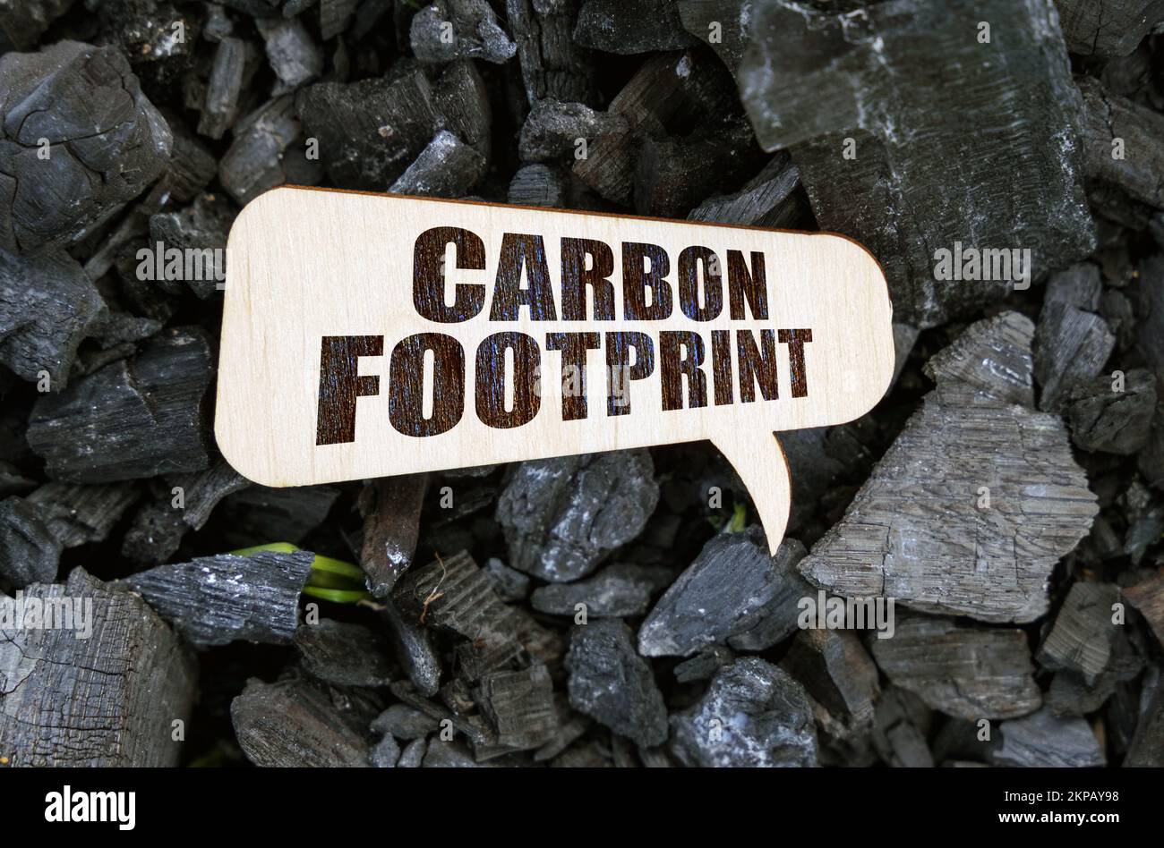 Ecología y concepto industrial. Hay una placa de madera en el carbón con la  inscripción - Huella de carbono Fotografía de stock - Alamy