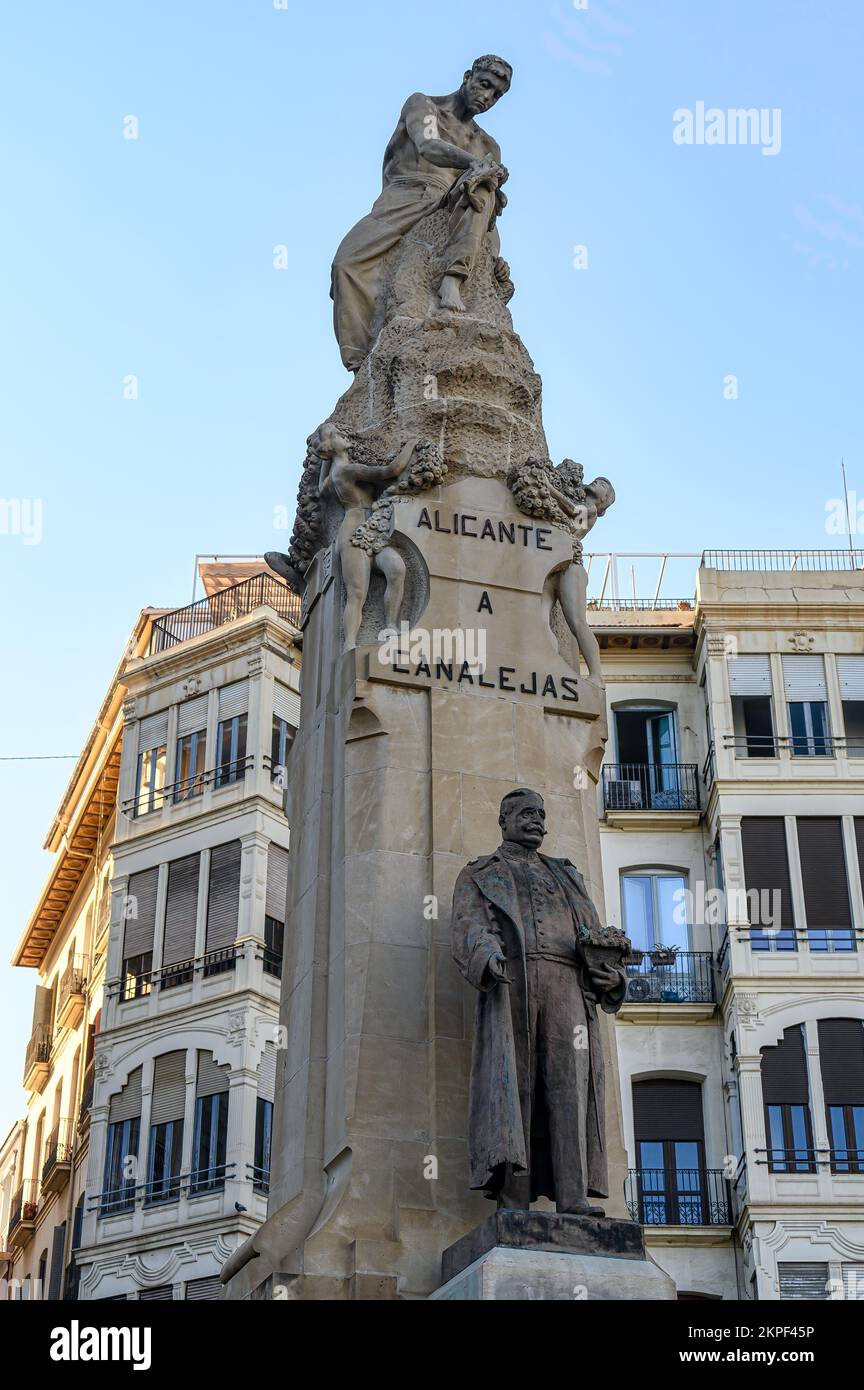 Alicante, España - 12 de septiembre de 2022: Monumento del político nativo español José Canalejas. La estatua está junto a la entrada principal del parque Canalejas Foto de stock