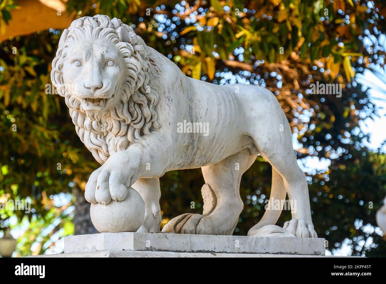 Alicante, España - 12 de septiembre de 2022: Escultura en piedra natural de un león exquisitamente tallada en el Parque Canalejas. Foto de stock