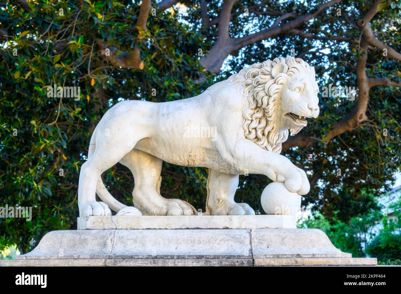Alicante, España - 12 de septiembre de 2022: Escultura en piedra natural de un león exquisitamente tallada en el Parque Canalejas. Foto de stock