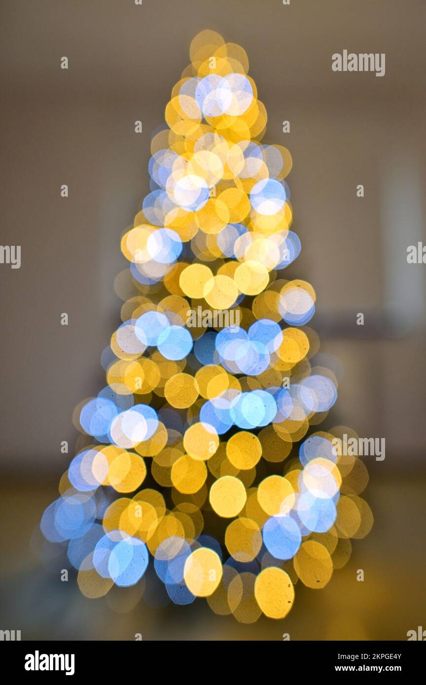 Luz Abstract en forma de bokeh en un árbol de Navidad dentro de oh House Foto de stock