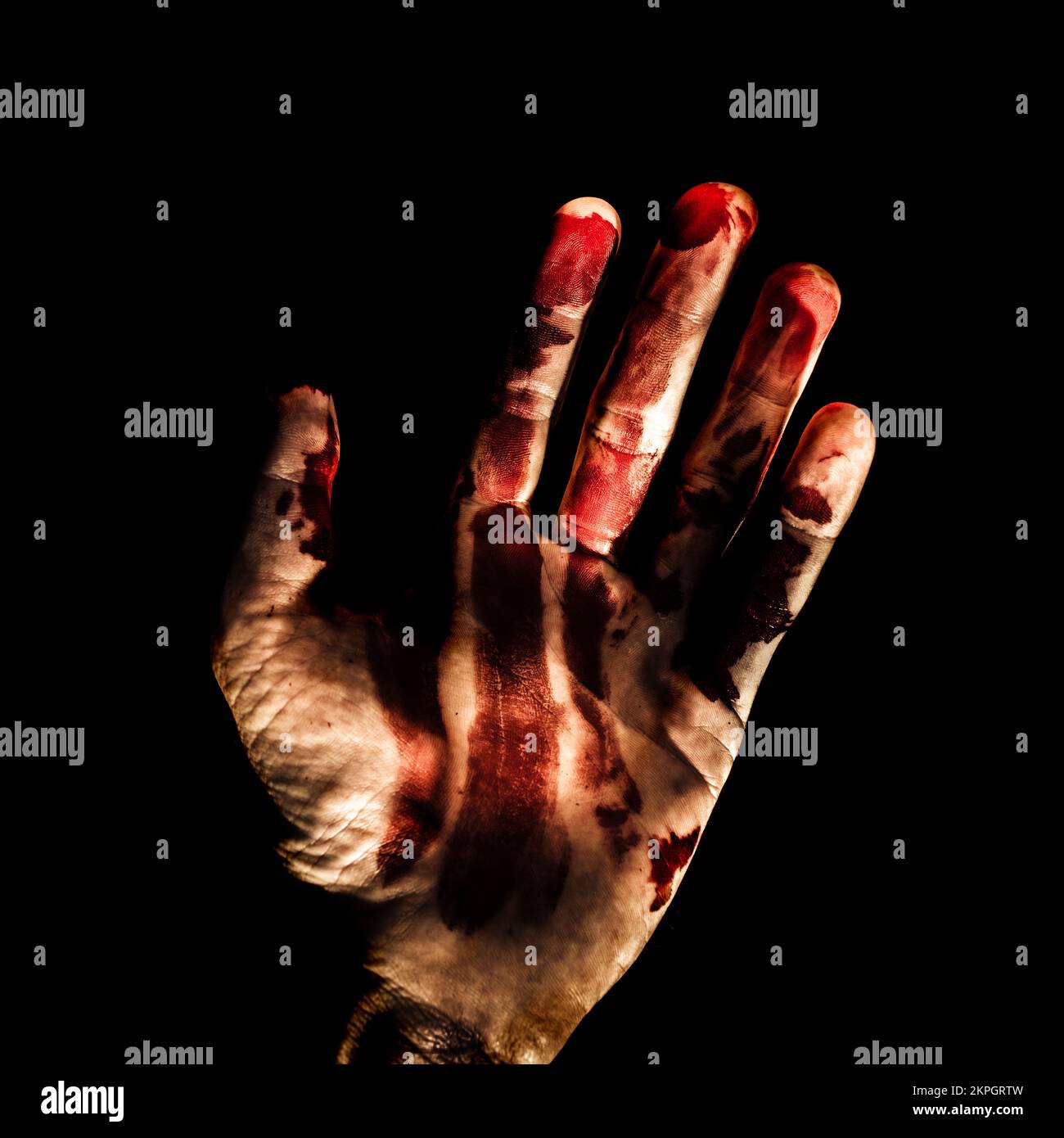 Una foto de terror oscura y espeluznante en una mano asesina saludando un siniestro saludo con dedos manchados de sangre y palma. Bienvenido a su habitación Foto de stock