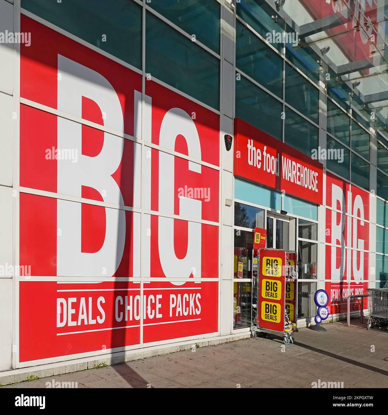 Letras grandes de la palabra en el cartel de la publicidad fuera de los compradores de alimentos supermercado anuncio de almacén grande letra blanca fondo rojo Essex Inglaterra Reino Unido Foto de stock