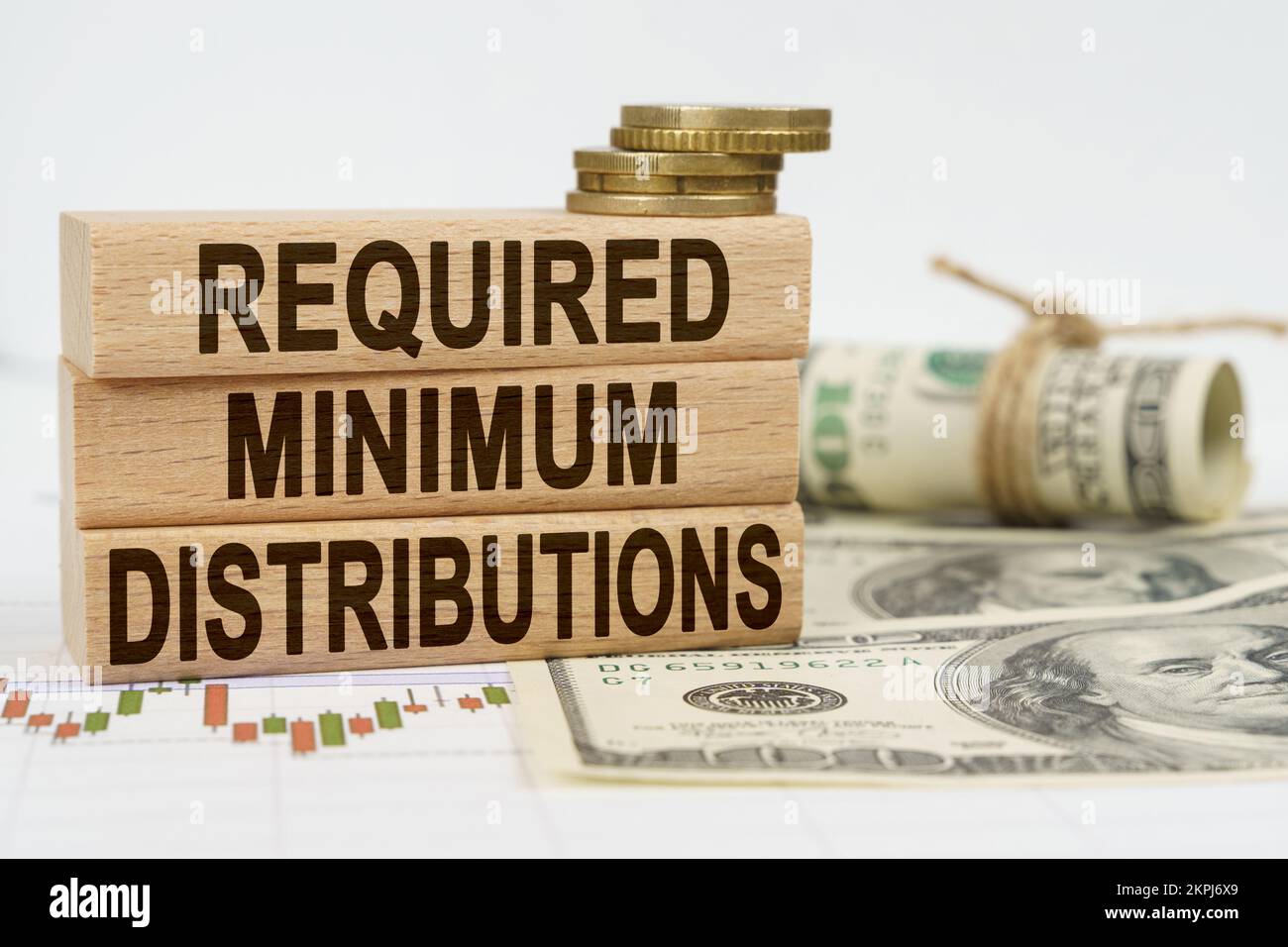 Concepto de negocio y finanzas. Sobre la mesa están los dólares, las