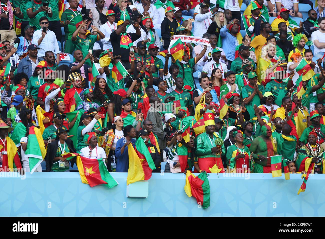 Al Wakrah, Qatar. 28th de Nov de 2022. Cameroon Fans (CMR) Football/Soccer : Copa Mundial de la FIFA Qatar 2022 Grupo G partido entre Camerún 3-3 Serbia en el estadio Al Janoub en Al Wakrah, Qatar . Crédito: Naoki MORITA/AFLO SPORT/ALAMY Live News Foto de stock