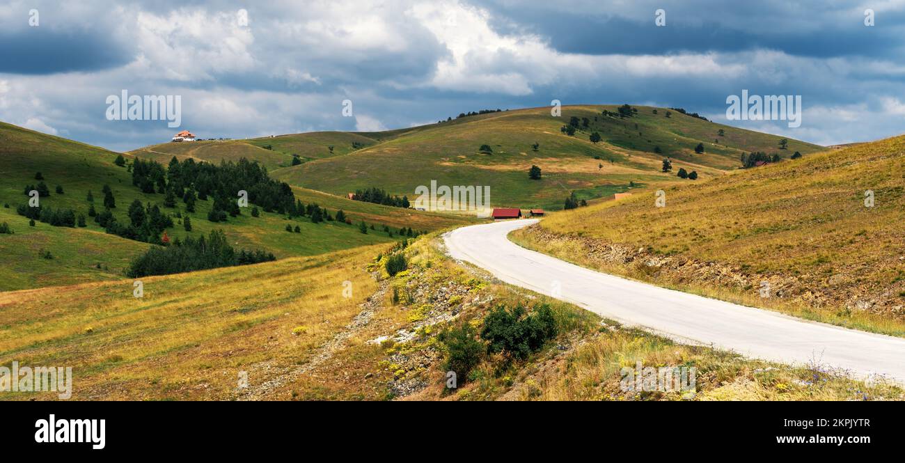 Carretera sinuosa vacía en Zlatibor, Serbia Foto de stock