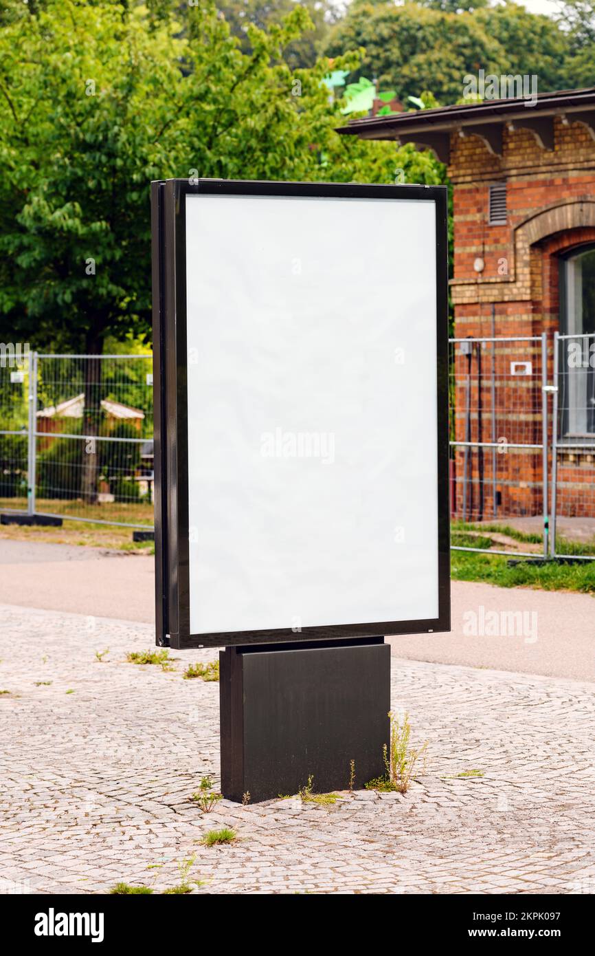 Publicidad de cartelera maqueta de espacio en las calles de Halmstad en Suecia, enfoque selectivo Foto de stock