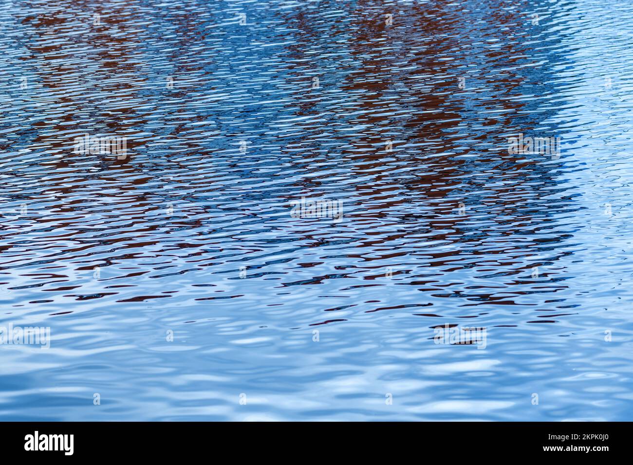 Superficie azul del río con ondas y reflejo de la luz. Textura de agua dulce limpia del río Nissan en la ciudad de Halmstad en Suecia. Enfoque selectivo Foto de stock