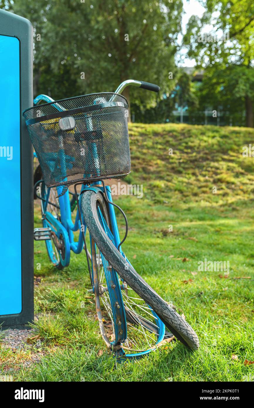 Bicicleta vieja y dañada abandonada en la ciudad sueca de Halmstad, selective focus Foto de stock